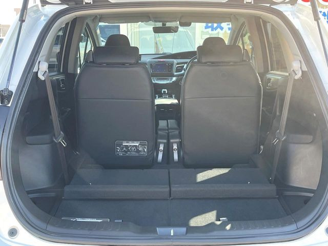 ���i�̂���������ʋ΁A���}���ɏ\���ȉ׎��X�y�[�X���m�ۂ��Ă���܂��B�Z�J���h�V�[�g��|���ƁA�傫�ȉו��̐ύڂ��\�ł���