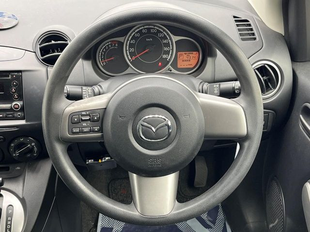 �C���e���A�ɍ��킹���f�U�C���̃X�e�A�����O�́A�^�]�������̂��Ƃ��l���A�^�]���₷���`��A�傫���ł��B�����x�A���ۂɐG���Ă��m���߂��������B