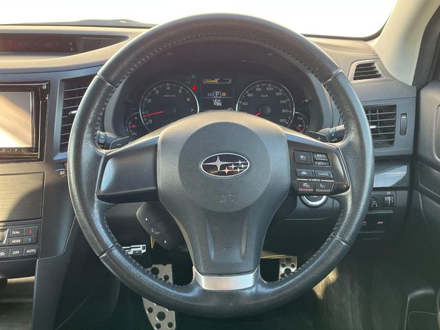 �C���e���A�ɍ��킹���f�U�C���̃X�e�A�����O�́A�^�]�������̂��Ƃ��l���A�^�]���₷���`��A�傫���ł��B�����x�A���ۂɐG���Ă��m���߂��������B