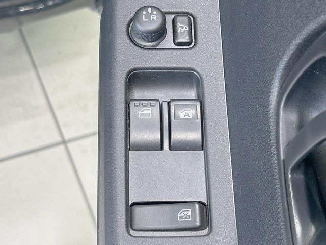 �y�d���i�[�~���[�z�T�C�h�~���[�͓d���i�[���ƂȂ��Ă���A�������ԏ�ł��L�Y�������X�N��}�����܂��B