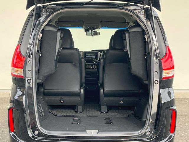 ���i�̂���������ʋ΁A���}���ɏ\���ȉ׎��X�y�[�X���m�ۂ��Ă���܂��B�Z�J���h�V�[�g��|���ƁA�傫�ȉו��̐ύڂ��\�ł���