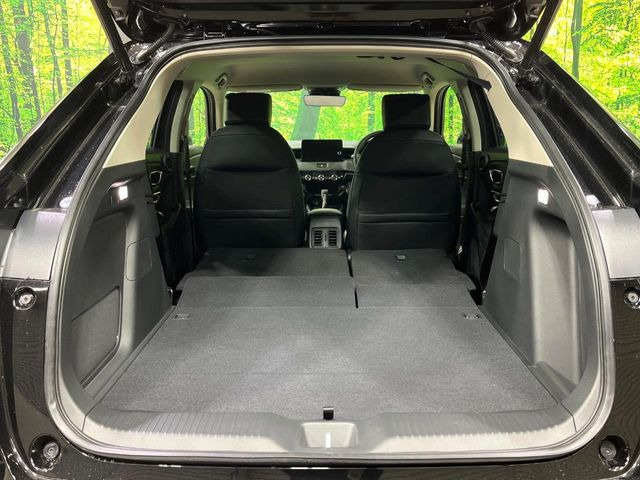 ���i�̂���������ʋ΁A���}���ɏ\���ȉ׎��X�y�[�X���m�ۂ��Ă���܂��B�Z�J���h�V�[�g��|���ƁA�傫�ȉו��̐ύڂ��\�ł���