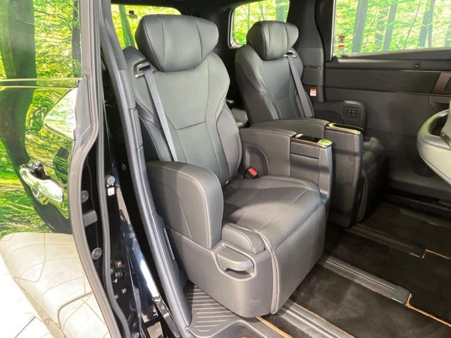 後部座席も気になるようなキズ・汚れやへたり等、大きなダメージはなく、良好な状態です。