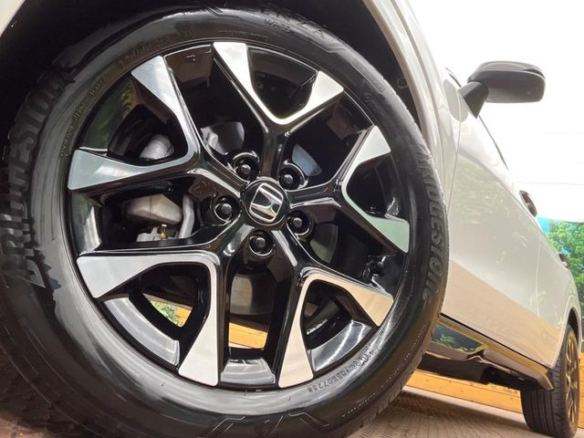 �y����18�C���`�A���~�z�C�[���z�O�ςɃ}�b�`���������A���~�z�C�[���𑕒����Ă���܂��B�e��ЊO�A���~�z�C�[����A�X�^�b�h���X�^�C�����戵�����Ă���܂��B���񂲑��k����������