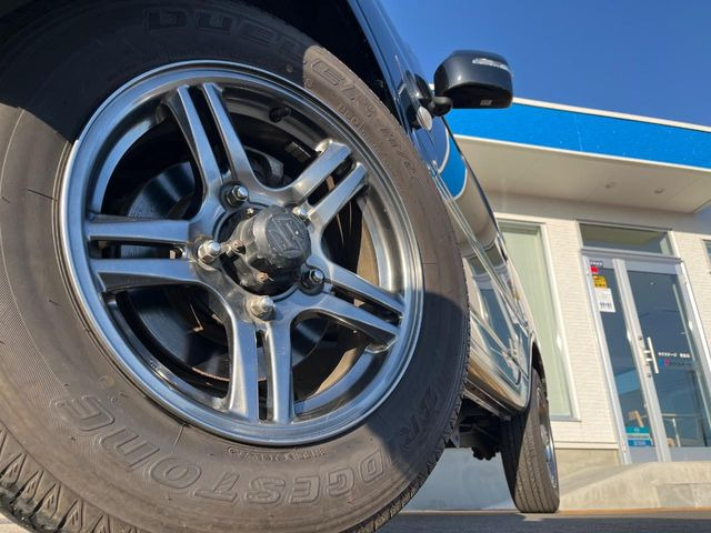 �y����16�C���`�A���~�z�C�[���z�O�ςɃ}�b�`���������A���~�z�C�[���𑕒����Ă���܂��B�e��ЊO�A���~�z�C�[����A�X�^�b�h���X�^�C�����戵�����Ă���܂��B���񂲑��k����������