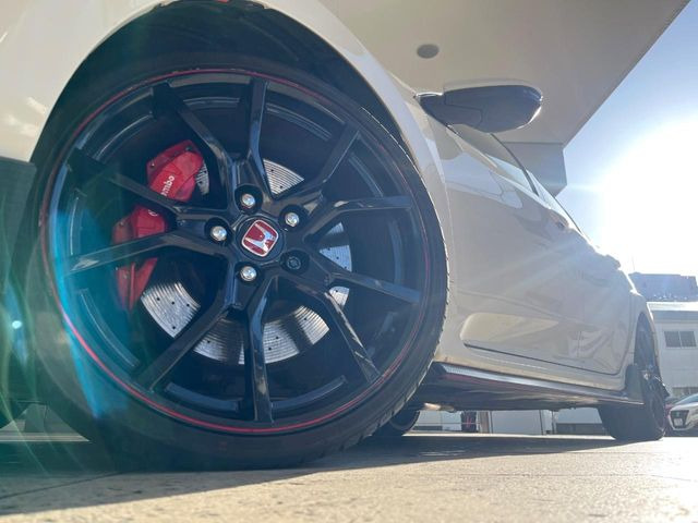 �y����20�C���`�A���~�z�C�[���z�O�ςɃ}�b�`���������A���~�z�C�[���𑕒����Ă���܂��B�e��ЊO�A���~�z�C�[����A�X�^�b�h���X�^�C�����戵�����Ă���܂��B���񂲑��k����������