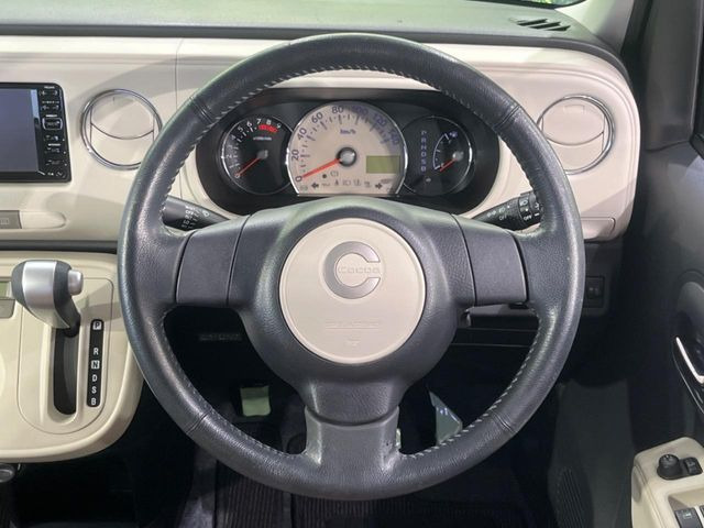 �C���e���A�ɍ��킹���f�U�C���̃X�e�A�����O�́A�^�]�������̂��Ƃ��l���A�^�]���₷���`��A�傫���ł��B�����x�A���ۂɐG���Ă��m���߂��������B