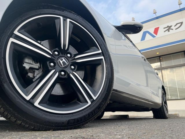 �y����18�C���`�A���~�z�C�[���z�O�ςɃ}�b�`���������A���~�z�C�[���𑕒����Ă���܂��B�e��ЊO�A���~�z�C�[����A�X�^�b�h���X�^�C�����戵�����Ă���܂��B���񂲑��k����������