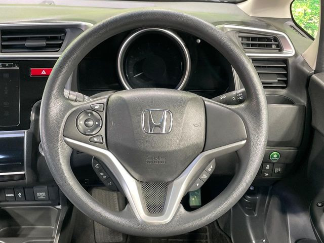 �C���e���A�ɍ��킹���f�U�C���̃X�e�A�����O�́A�^�]�������̂��Ƃ��l���A�^�]���₷���`��A�傫���ł��B�����x�A���ۂɐG���Ă��m���߂��������B