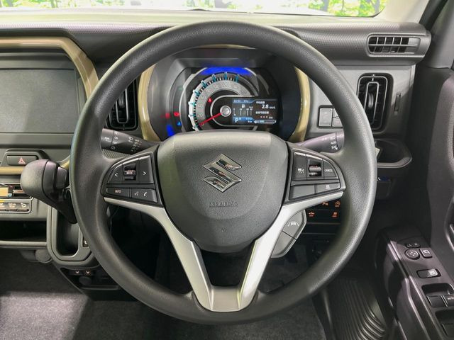 �C���e���A�ɍ��킹���f�U�C���̃X�e�A�����O�́A�^�]�������̂��Ƃ��l���A�^�]���₷���`��A�傫���ł��B�����x�A���ۂɐG���Ă��m���߂��������B