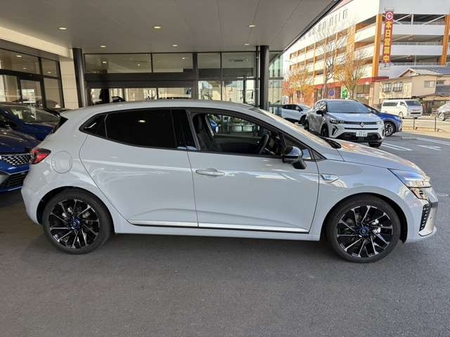 �V�[�g�o�b�N�ɂ́A�A���s�[�k�̃��S������A�A���~�y�_���A�X�e�A�����O�q�[�^�[�tTEP���U�[�X�e�A�����O�z�C�[���A�A���s�[�k���S����L�b�L���O�v���[�g���A�A���s�[�k�̐��E�ς�\�����Ă���B