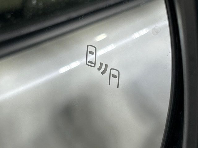 【ブラインドスポットモニター】走行中、ドアミラーの死角になりやすい箇所に後続車が接近するとサイドミラーのレンズに警告を表示!ドライバーに注意喚起をしてくれます。