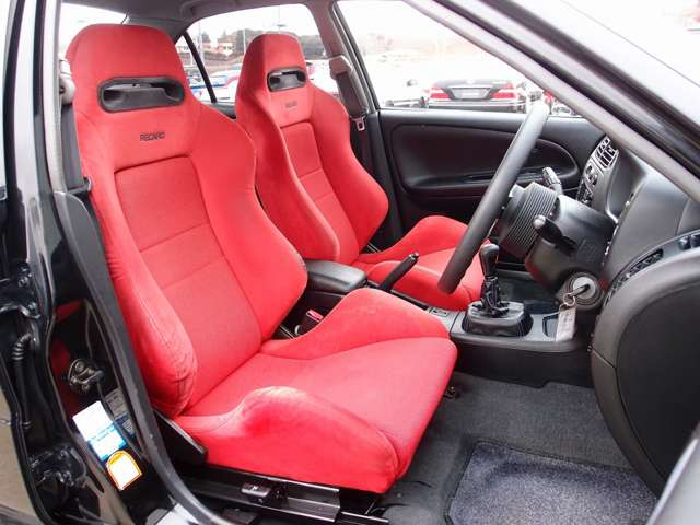 �l�C��RECARO���Z�~�o�P�b�g�V�[�g�����B�����Ȃ��ԃ��f���ƂȂ�A�؂��ڗ��悤�ȎC���������܂���B����]�ɉ����Đl�C��BRIDE���o�P�b�g�V�[�g�������ȋ��z�ɂĂ���t���\�ł�