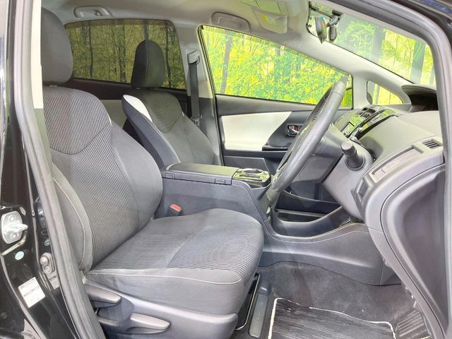 運転席まわりには十分なスペースがあり、大柄な方でもゆったり運転していただける環境です。