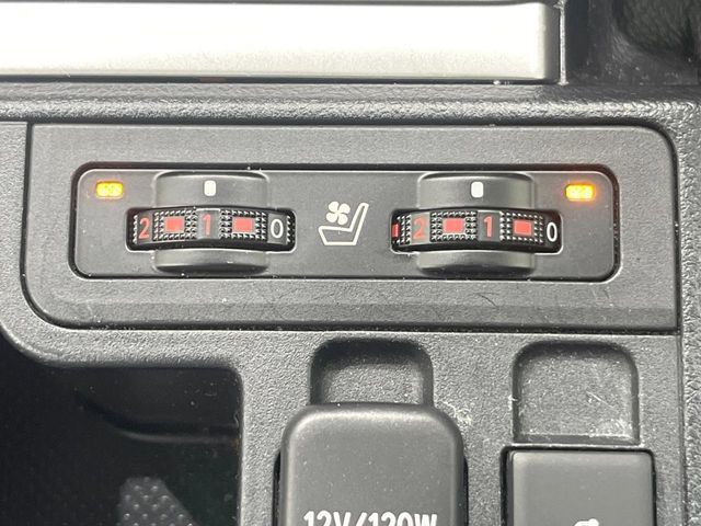 【シートベンチレーション】夏場は涼しい風でお尻や背中の熱やムレを防ぎ、冬はエアコンよりも早く温まってポカポカに!季節を問わず快適に過ごせます。