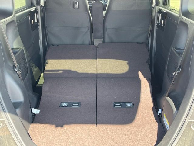 ���i�̂���������ʋ΁A���}���ɏ\���ȉ׎��X�y�[�X���m�ۂ��Ă���܂��B�Z�J���h�V�[�g��|���ƁA�傫�ȉו��̐ύڂ��\�ł���