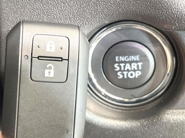 【キーレススタートシステム】カバンやポケットに入れたままでもドアの施錠・解錠が可能なスマートキーを装備。エンジンのオン・オフ時もカギを取り出す必要が無いからとっても便利です♪