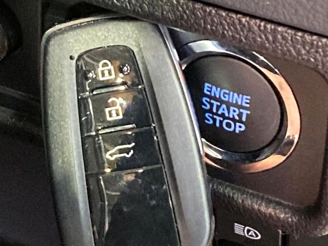 【スマートキー】カバンやポケットに入れたままでもドアの施錠・解錠が可能なスマートキーを装備。エンジンのオン・オフ時もカギを取り出す必要が無いからとっても便利です♪