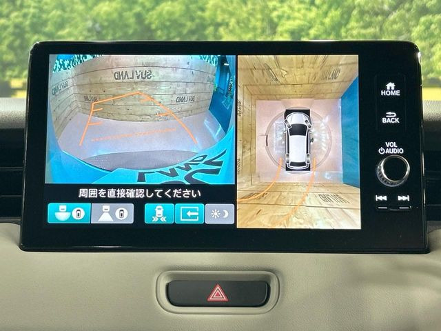 【マルチビューカメラシステム】専用のカメラにより、上から見下ろしたような視点で360度クルマの周囲を確認することができます☆死角部分も確認しやすく、狭い場所での切り返しや駐車もスムーズに行えます。