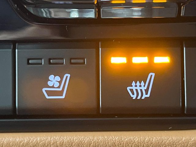 【シートベンチレーション】夏場は涼しい風でお尻や背中の熱やムレを防ぎ、冬はエアコンよりも早く温まってポカポカに!季節を問わず快適に過ごせます。