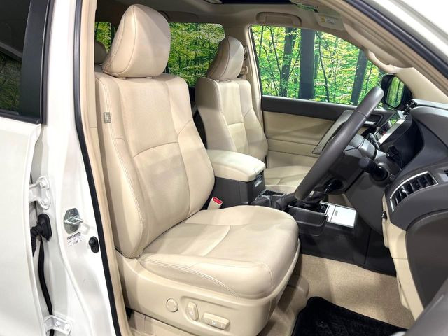 【本革シート】上質な本革を使用し、高級感あふれる本革シート。常に体に触れる部分だから、座り心地の良さにはこだわりたいですね♪汚れの付着や劣化を抑制する内装コーティング施工もおススメですよ♪