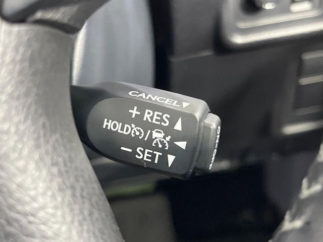 【レーダークルーズコントロール】高速道路での長距離走行が楽に!!自動で速度を保つクルーズコントロールが、衝突軽減システムと連携し、前方の車両を感知して車間を保つように速度調節してくれます!!