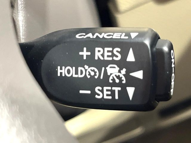 【レーダークルーズコントロール】高速道路での長距離走行が楽に!!自動で速度を保つクルーズコントロールが、衝突軽減システムと連携し、前方の車両を感知して車間を保つように速度調節してくれます!!