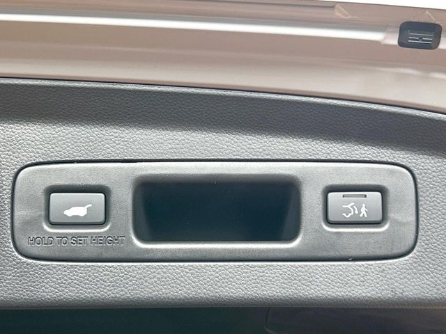 【パワーバックドア】スマートキーや運転席のボタンを押すだけでリアゲートが自動で開閉します!荷物を持っている時や、高い位置にあるバックドアを閉める際に便利な機能です♪