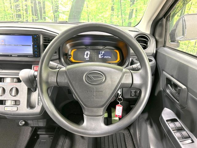 �C���e���A�ɍ��킹���f�U�C���̃X�e�A�����O�́A�^�]�������̂��Ƃ��l���A�^�]���₷���`��A�傫���ł��B�����x�A���ۂɐG���Ă��m���߂��������B