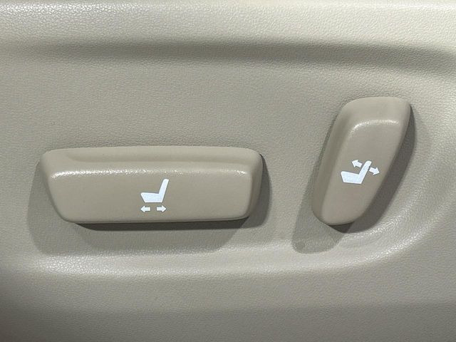 【パワーシート】スイッチ一つで簡単にシートの微調整が可能!電動だから力もいりません!快適なシートポジションにセットして、快適なドライブをお楽しみください。