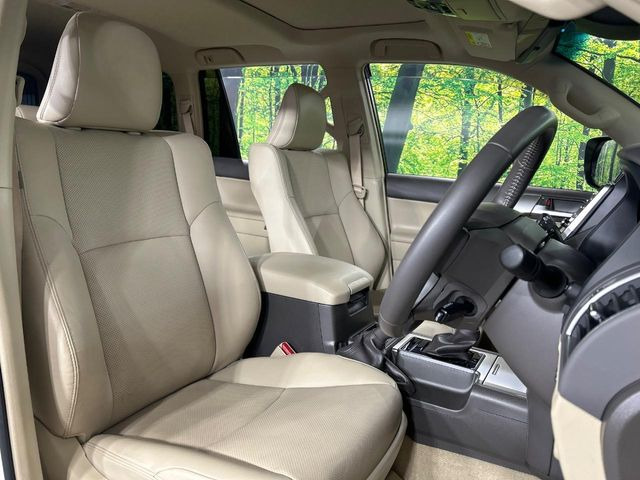 【本革シート】上質な本革を使用し、高級感あふれる本革シート。常に体に触れる部分だから、座り心地の良さにはこだわりたいですね♪汚れの付着や劣化を抑制する内装コーティング施工もおススメですよ♪