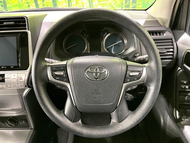 �C���e���A�ɍ��킹���f�U�C���̃X�e�A�����O�́A�^�]�������̂��Ƃ��l���A�^�]���₷���`��A�傫���ł��B�����x�A���ۂɐG���Ă��m���߂��������B