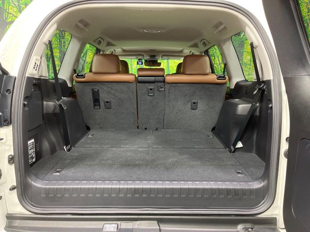 後席を格納すると、これだけの広さが!シーンに合わせたシートアレンジで、大きな荷物も積むことが出来ます♪