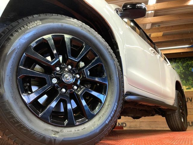 【純正18インチアルミホイール】外観にマッチした純正アルミホイールを装着しております。各種社外アルミホイールや、スタッドレスタイヤも取扱いしております。是非ご相談ください♪