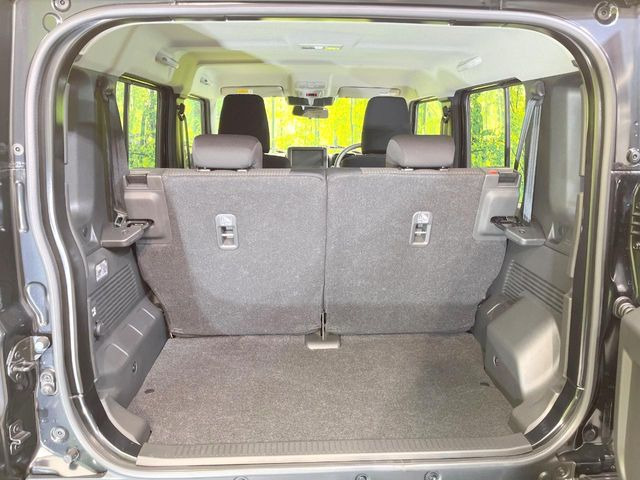 積み下ろしのしやすいデッキにはたっぷりと荷物を積み込んでいただけます。遊びから仕事まで、様々なシーンで頼れます♪