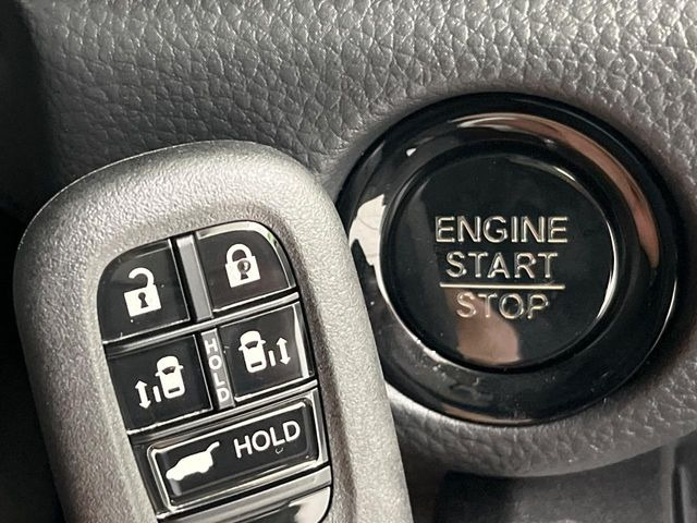 �yHonda�X�}�[�g�L�[�z�J�o����|�P�b�g�ɓ��ꂽ�܂܂ł��h�A�̎{���E�������\�ȃX�}�[�g�L�[�𑕔��B�G���W���̃I���E�I�t�����J�M�����o���K�v����������Ƃ��Ă��֗��ł���