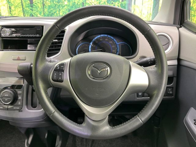 �C���e���A�ɍ��킹���f�U�C���̃X�e�A�����O�́A�^�]�������̂��Ƃ��l���A�^�]���₷���`��A�傫���ł��B�����x�A���ۂɐG���Ă��m���߂��������B