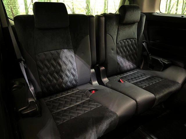3列目シートはもちろん状態良好☆大人でもゆったりと座って頂けますので、大人数でのお出かけもラクラクです♪ご家族で、気の知れた仲間で、ドライブに行くのが楽しみですね♪