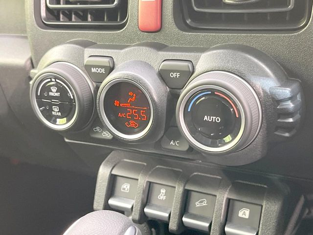 【オートエアコン】一度お好みの温度に設定すれば、車内の温度を検知し風量や温度を自動で調整。暑い&hellip;寒い&hellip;と何度もスイッチ操作をする必要はありません。快適な車内空間には必須の機能ですね♪