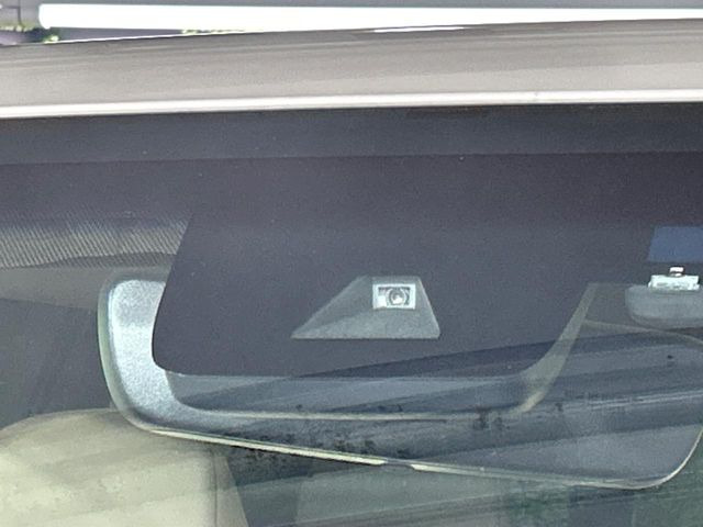 【トヨタセーフティセンス】走行中に前方の車両等を認識し、衝突しそうな時は警報とブレーキで衝突回避と被害軽減をアシスト。より安全にドライブをお楽しみいただけます。