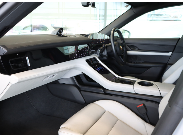 タイカンクロスツーリスモ4S 4シート 4WD