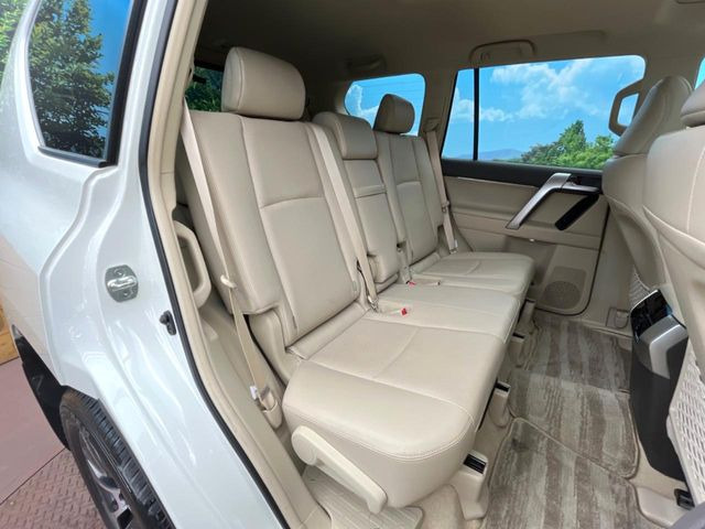 後部座席も気になるようなキズ・汚れやへたり等、大きなダメージはなく、良好な状態です。