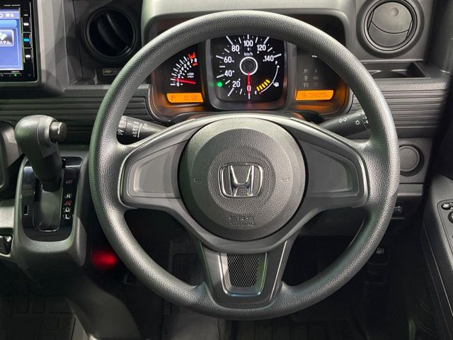 �C���e���A�ɍ��킹���f�U�C���̃X�e�A�����O�́A�^�]�������̂��Ƃ��l���A�^�]���₷���`��A�傫���ł��B�����x�A���ۂɐG���Ă��m���߂��������B