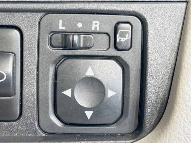 �y�d���i�[�~���[�z�T�C�h�~���[�͓d���i�[���ƂȂ��Ă���A�������ԏ�ł��L�Y�������X�N��}�����܂��B