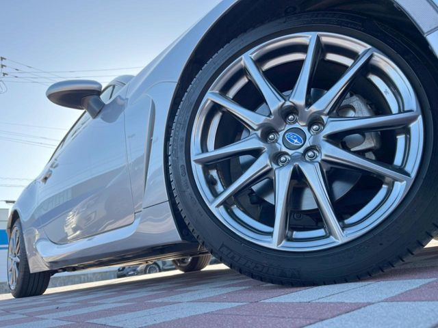 �y����17�C���`�A���~�z�C�[���z�O�ςɃ}�b�`���������A���~�z�C�[���𑕒����Ă���܂��B�e��ЊO�A���~�z�C�[����A�X�^�b�h���X�^�C�����戵�����Ă���܂��B���񂲑��k����������