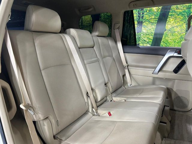 後部座席も気になるようなキズ・汚れやへたり等、大きなダメージはなく、良好な状態です。