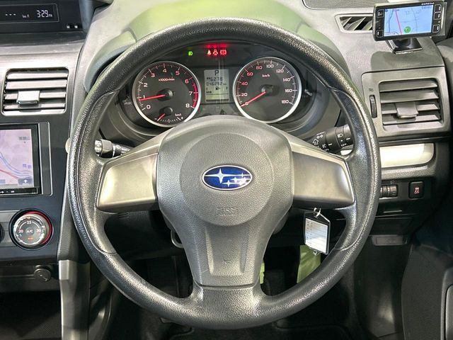 �C���e���A�ɍ��킹���f�U�C���̃X�e�A�����O�́A�^�]�������̂��Ƃ��l���A�^�]���₷���`��A�傫���ł��B�����x�A���ۂɐG���Ă��m���߂��������B