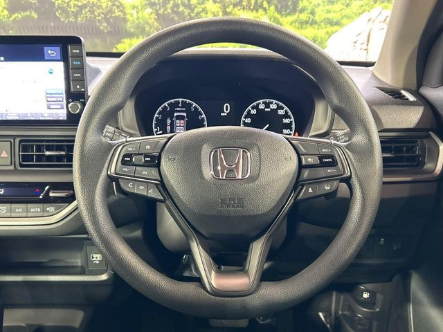 �C���e���A�ɍ��킹���f�U�C���̃X�e�A�����O�́A�^�]�������̂��Ƃ��l���A�^�]���₷���`��A�傫���ł��B�����x�A���ۂɐG���Ă��m���߂��������B