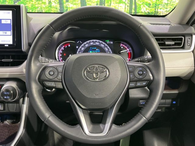 【ステアリングヒーター】冬場に冷たくなりやすい革巻きステアリングを、スイッチ一つで素早く適温に!エアコンよりも早く温まってくれるので、寒い日の運転も快適になりますね♪