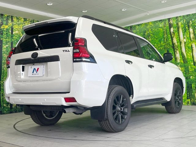 高透明度のガラス皮膜で撥水はもちろん、上質なツヤ・光沢を実現。紫外線や酸性雨から大切な愛車を保護し、色あせ・劣化を防止。「弾スプラッシュコート」、「弾プリミッサコート」からお選びいただけます。